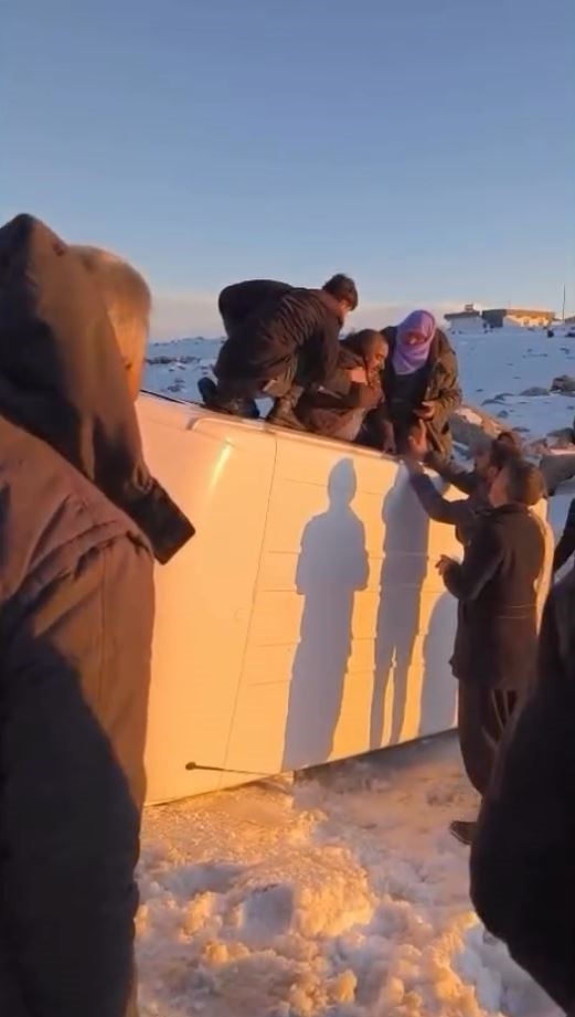 Karda devrilen minibüsteki yolcuları vatandaşlar kurtardı