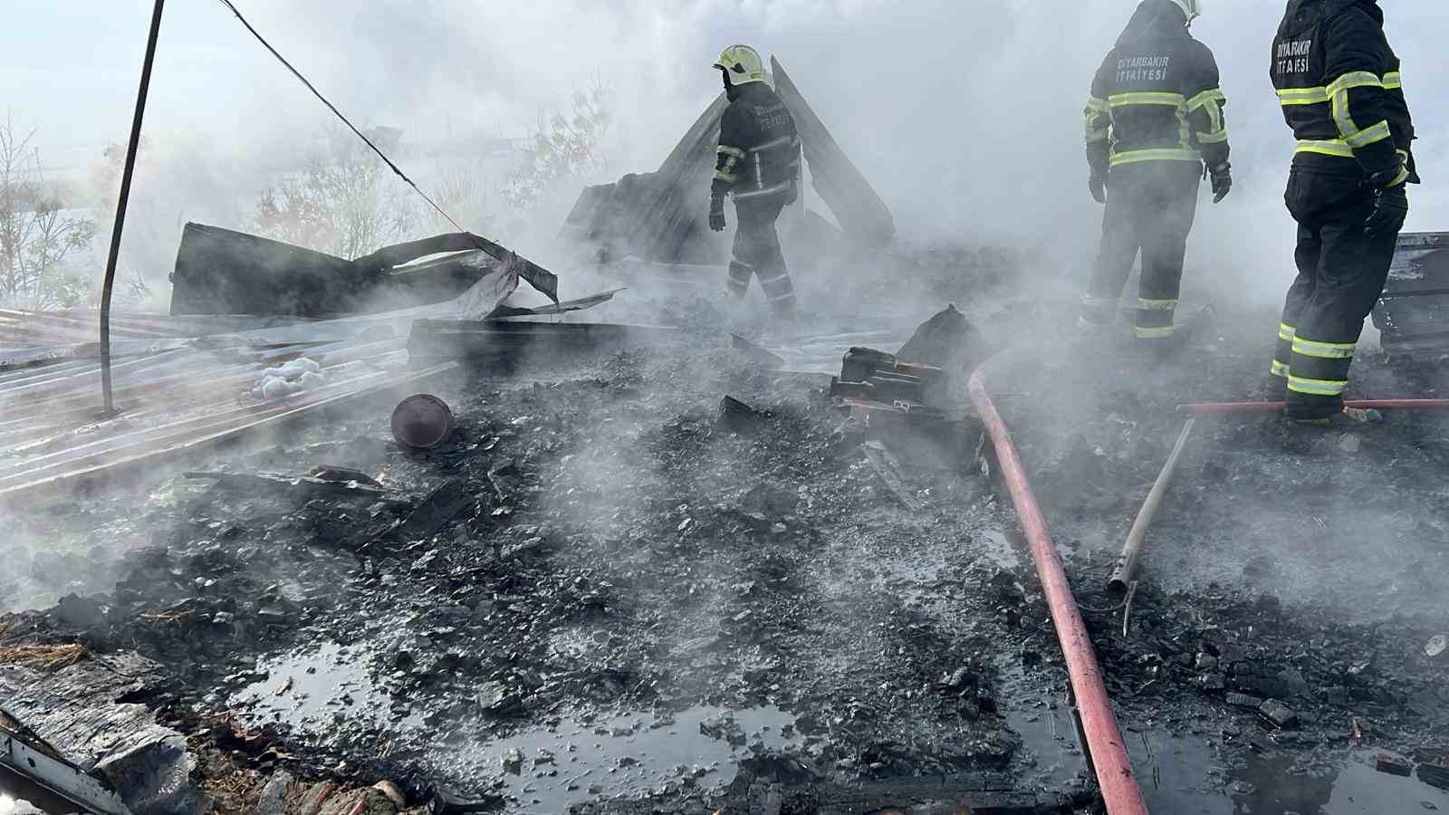 Diyarbakır’da okulda yakılan soba çatıya sıçradı, öğrenciler tahliye edildi