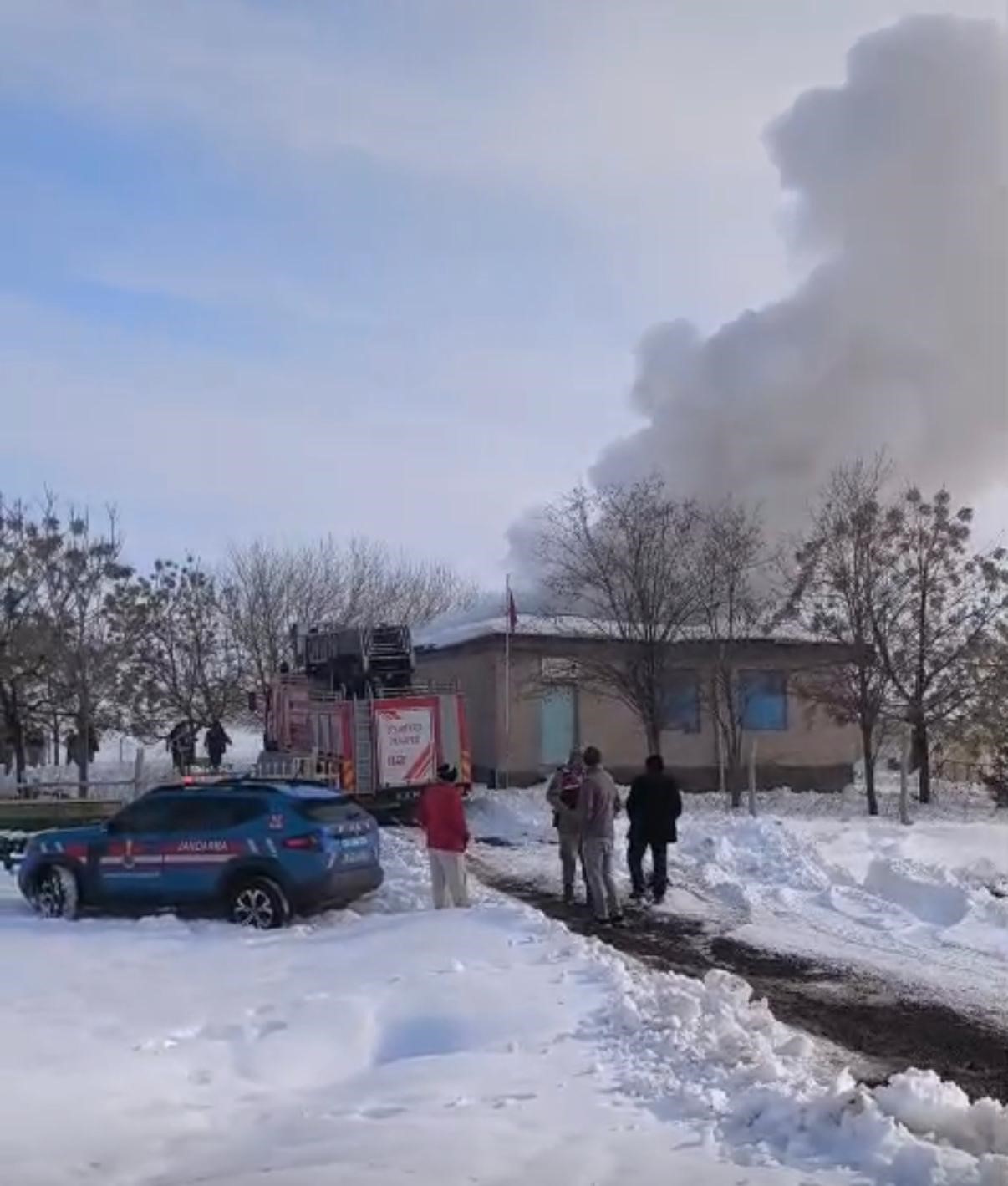Diyarbakır’da okulda yakılan soba çatıya sıçradı, öğrenciler tahliye edildi 