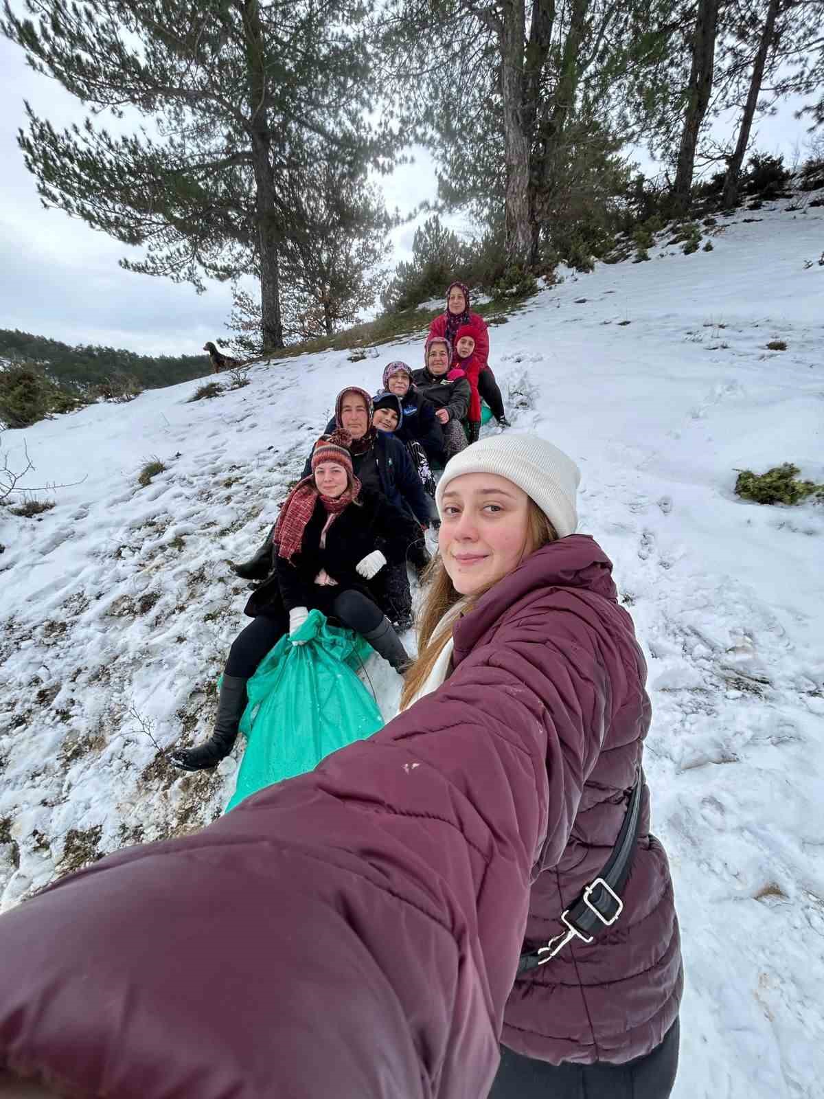 Köylerde kar eğlencesi: Çuvalın içine saman doldurup kayak yaptılar
