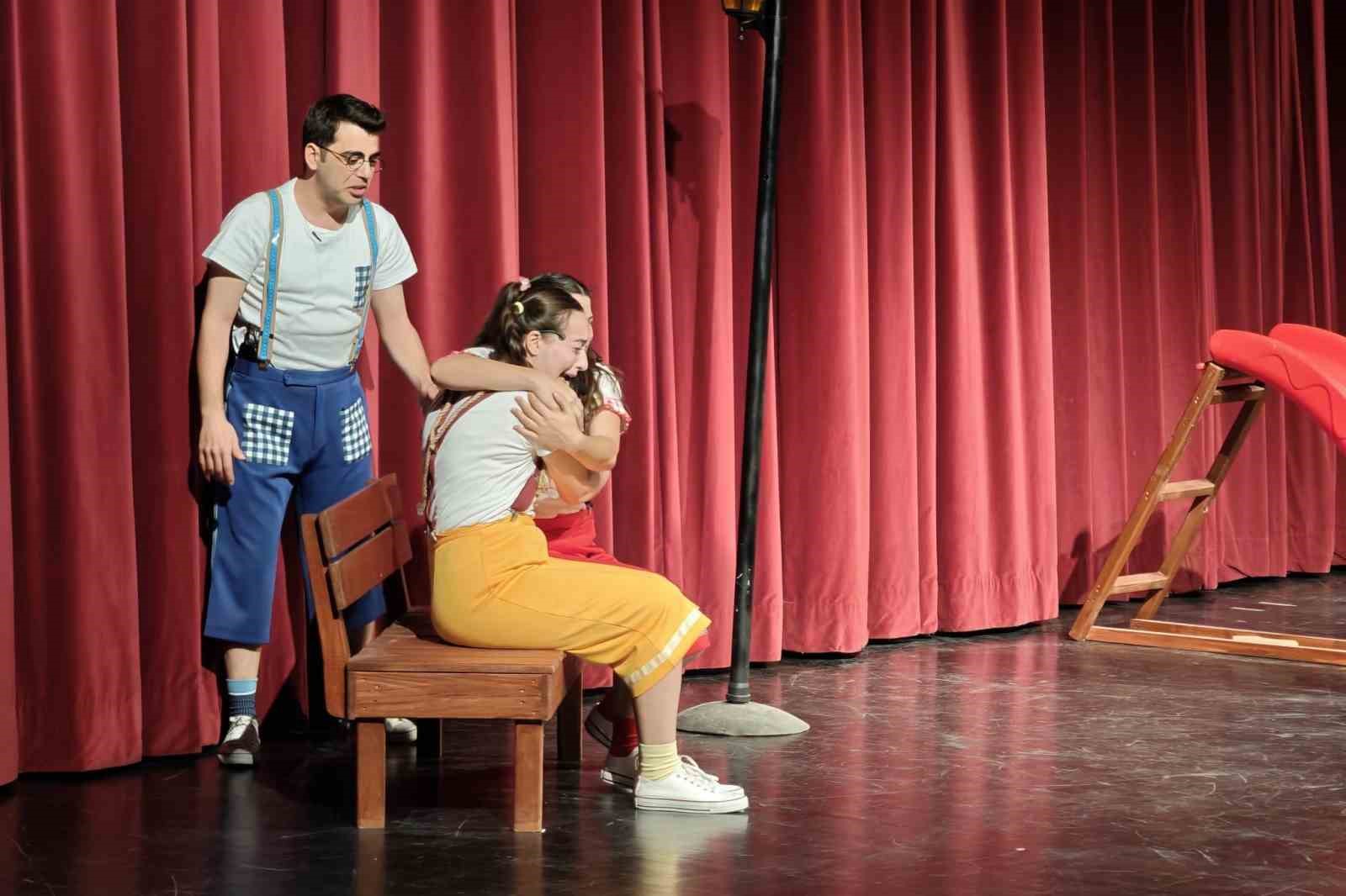 Kepez Kent Tiyatrosu yılın ilk &ccedil;ocuk oyununu sahneledi
