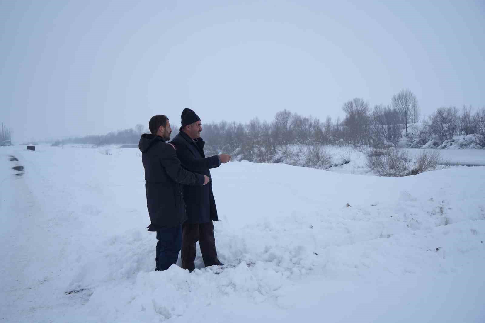 Dondurucu soğukların hakim olduğu Muş&rsquo;ta Karasu Nehri buz tuttu
