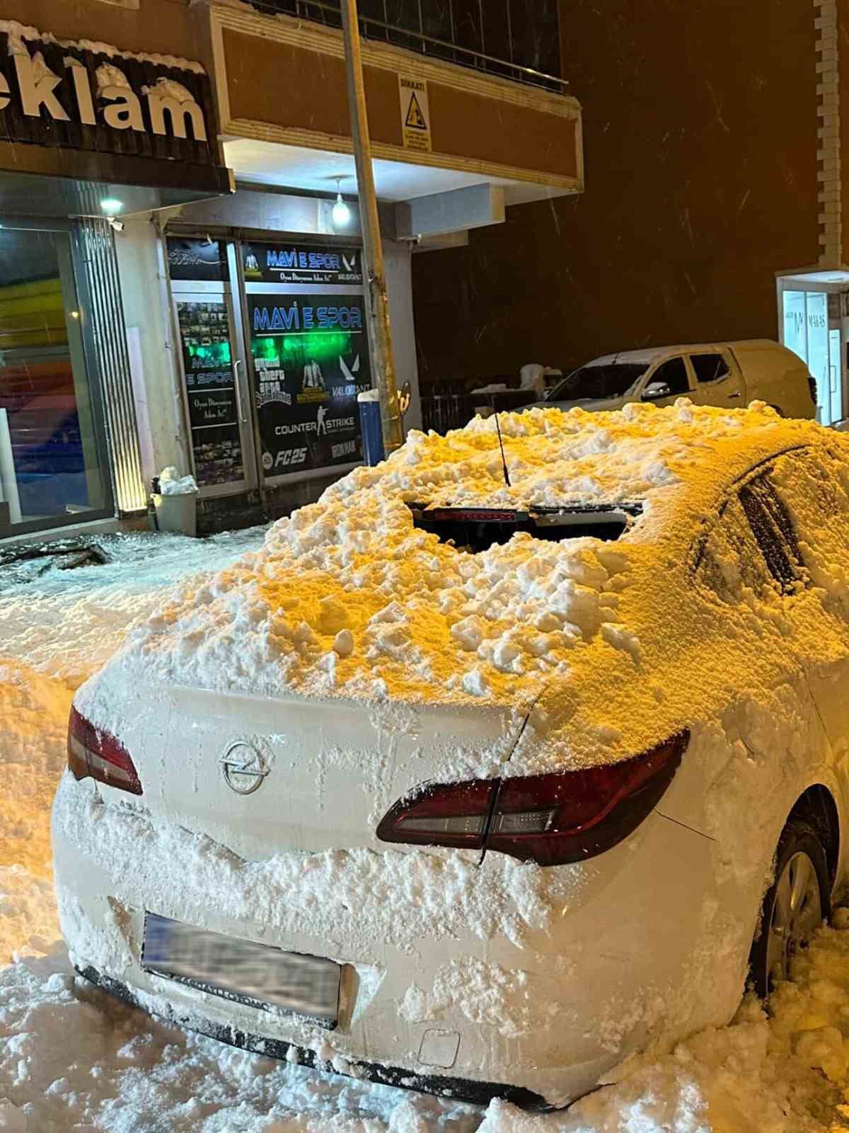 &Ccedil;atıdan d&uuml;şen kar k&uuml;tlesi park halindeki otomobile zarar verdi
