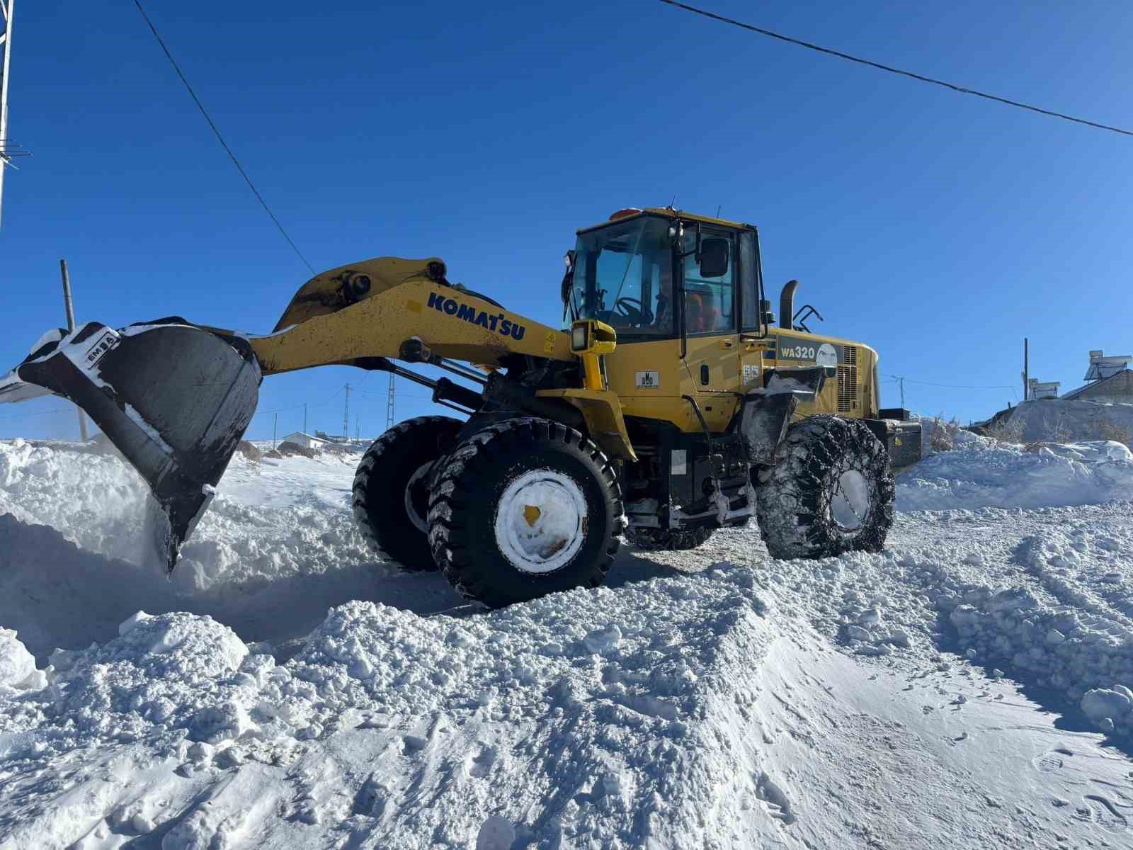 Susuz&rsquo;da karla m&uuml;cadele &ccedil;alışmaları s&uuml;r&uuml;yor
