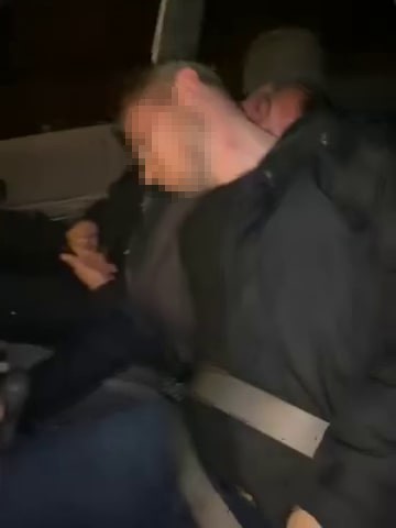 Aracına &ccedil;arpan 3 kişiyi kendinden ge&ccedil;miş halde g&ouml;rd&uuml;, o anları kayda aldı
