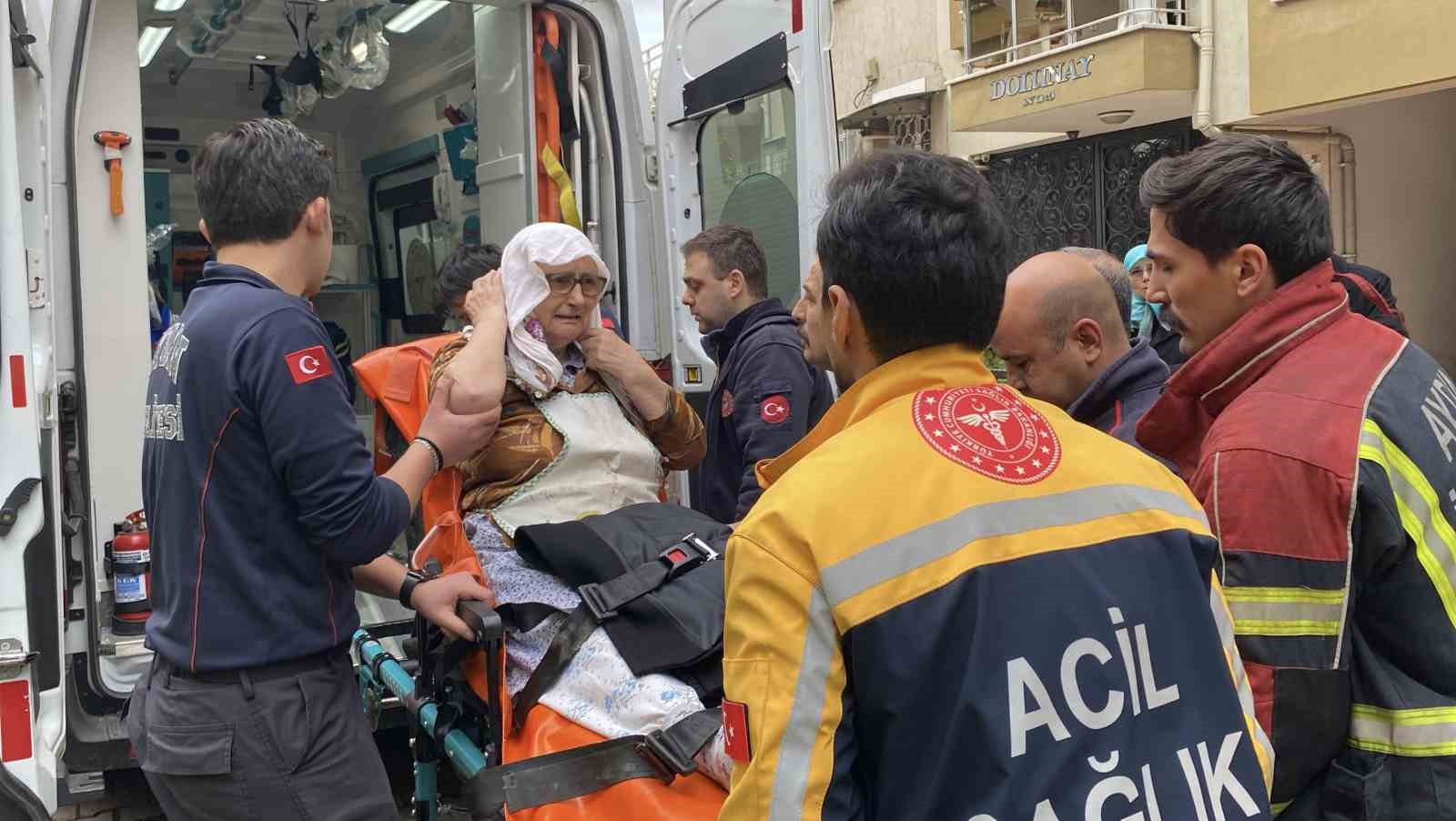 Taziye evine yemek yaparken evini yakıyordu