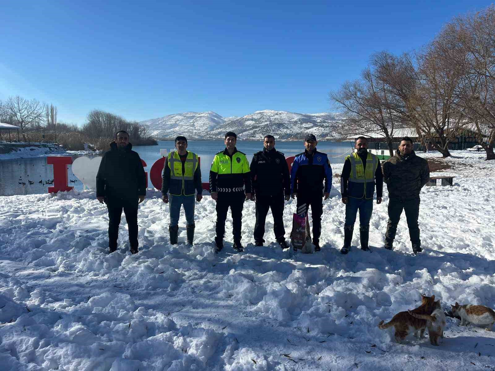 G&ouml;lbaşı il&ccedil;esinde polisler sokak hayvanları i&ccedil;in mama bıraktı
