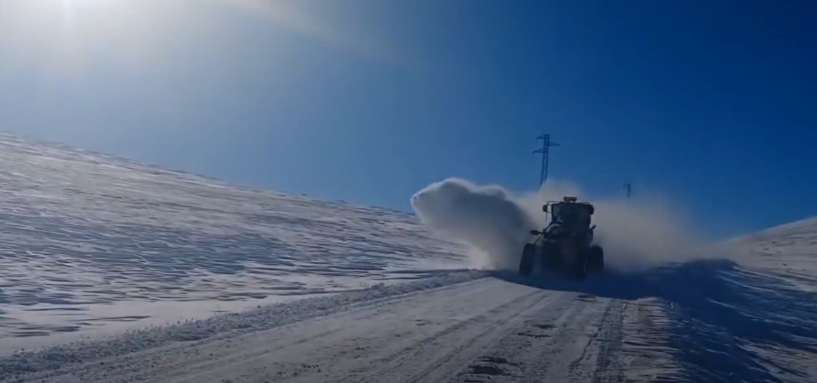 Kars Özel İdaresi bin saatlik çalışmayla kapalı köy yolu bırakmadı