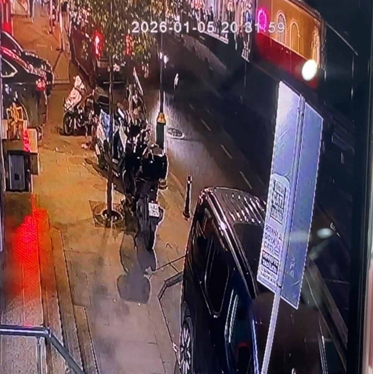 Kağıthane’de feci kaza kamerada: Motosikletin çarptığı berber hayatını kaybetti