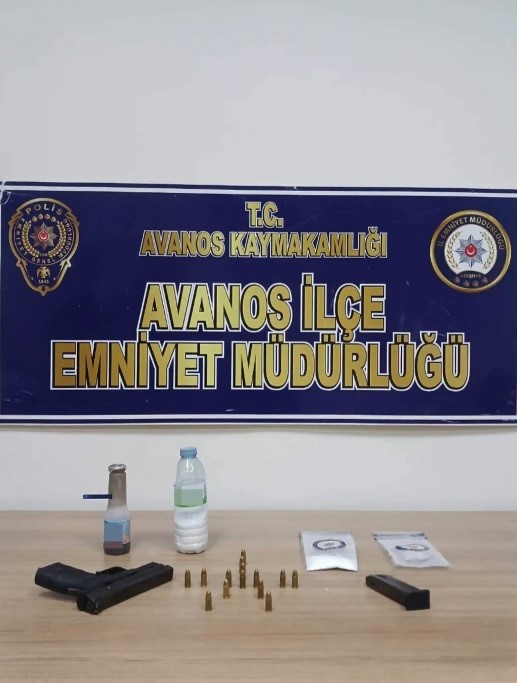 Ruhsatsız tabanca için aracına gizli bölme yapmış