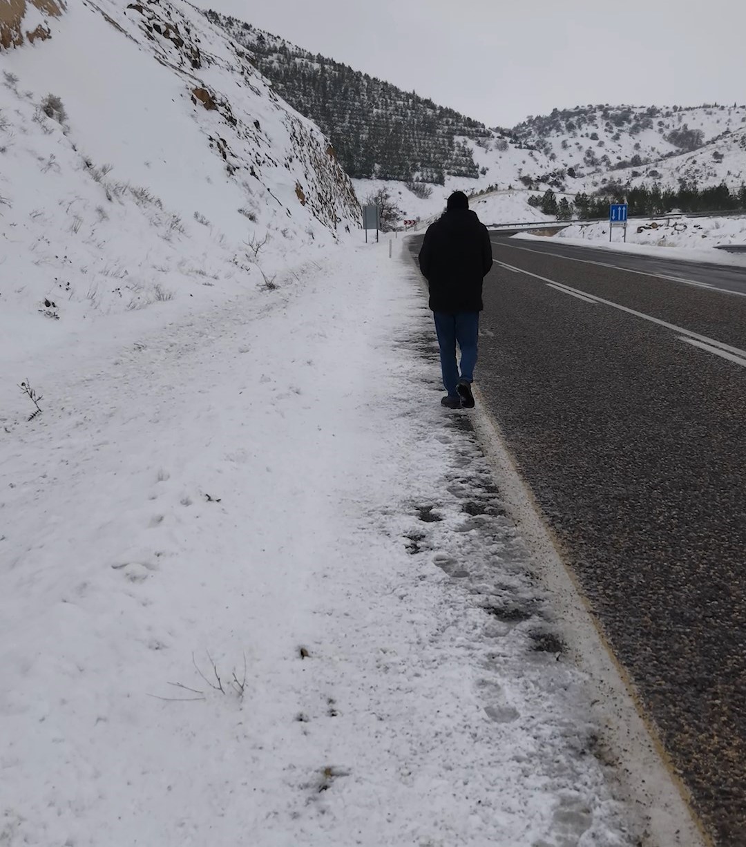Kuşlar i&ccedil;in yol kenarlarına buğday serptiler
