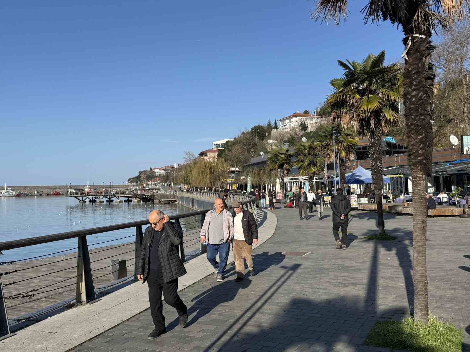 Sıcak havayı g&ouml;renler sahile koştu
