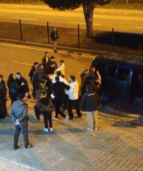 Asker eğlencesinde yumruklar havada uçuştu