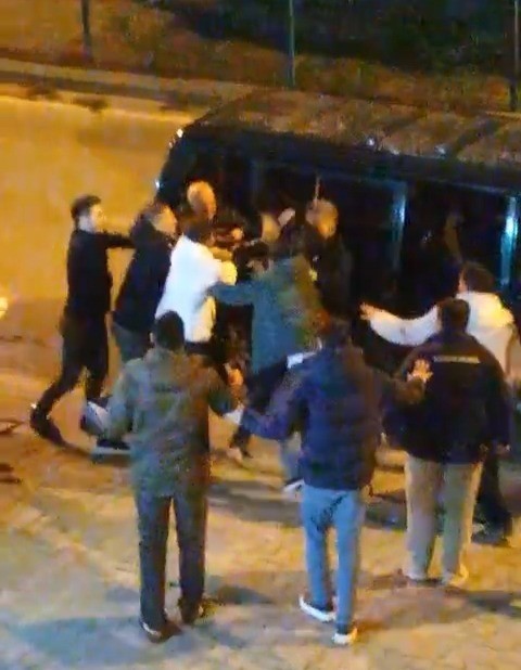 Asker eğlencesinde yumruklar havada u&ccedil;uştu
