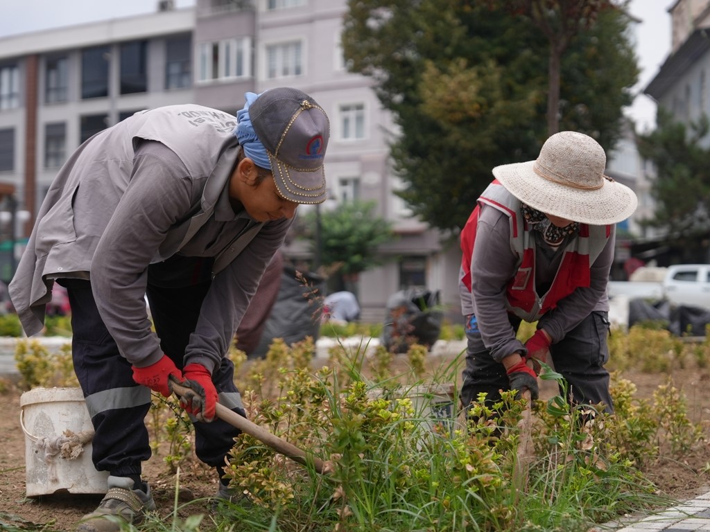 Düzce’nin park ve bahçeleri onlara emanet