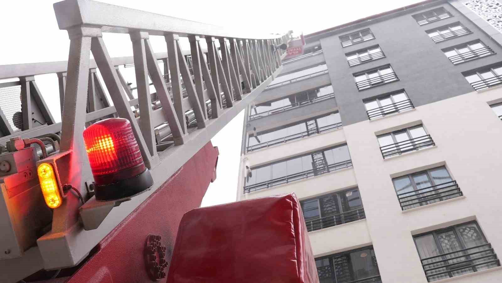 Elazığ&rsquo;da buz sarkıtları itfaiye ekiplerince temizleniyor
