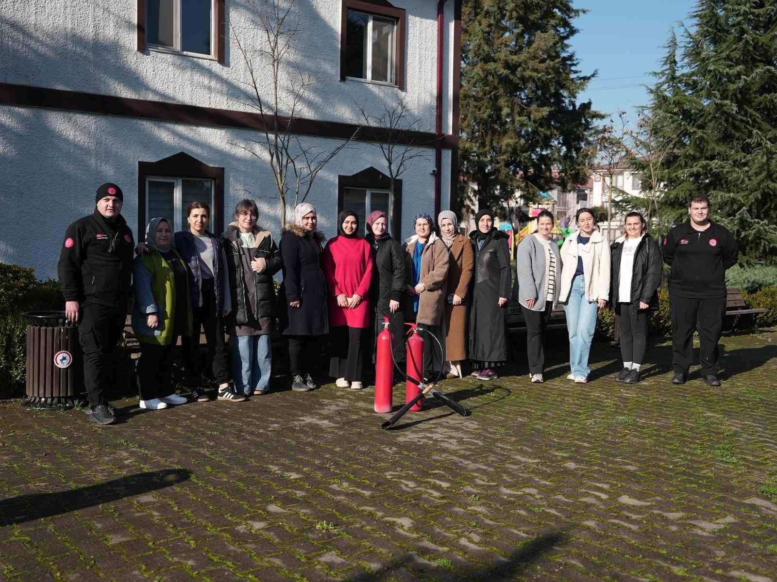 Yangına kadınlar yangın tüpüyle müdahale etti