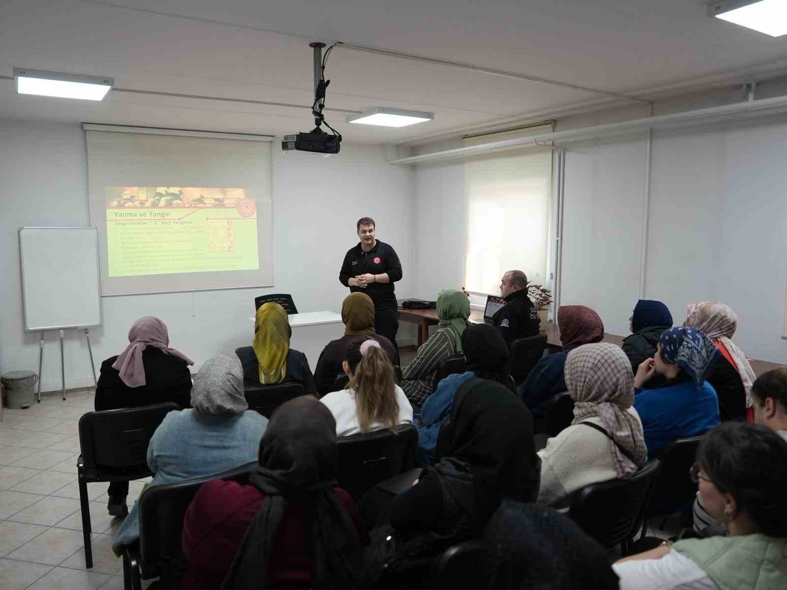 Yangına kadınlar yangın tüpüyle müdahale etti