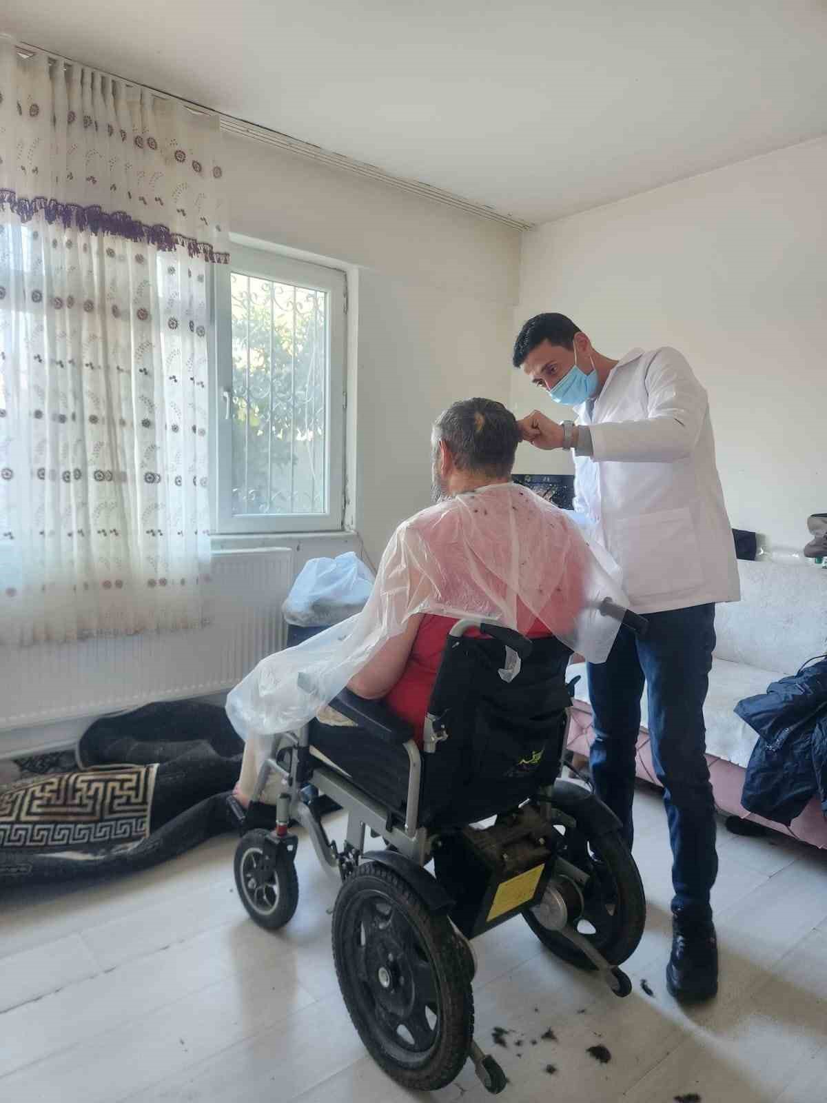 Balıkesir’de ’yakın berber’ uygulaması: İlçe ilçe dolaşarak hizmete devam ediyor