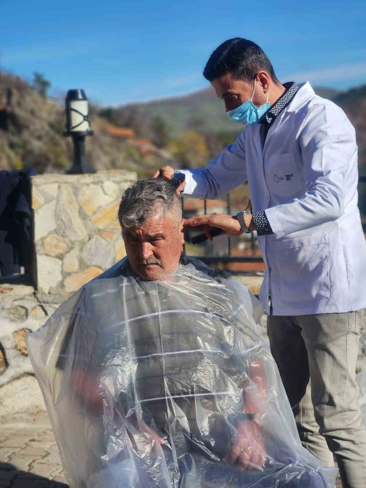 Balıkesir’de ’yakın berber’ uygulaması: İlçe ilçe dolaşarak hizmete devam ediyor