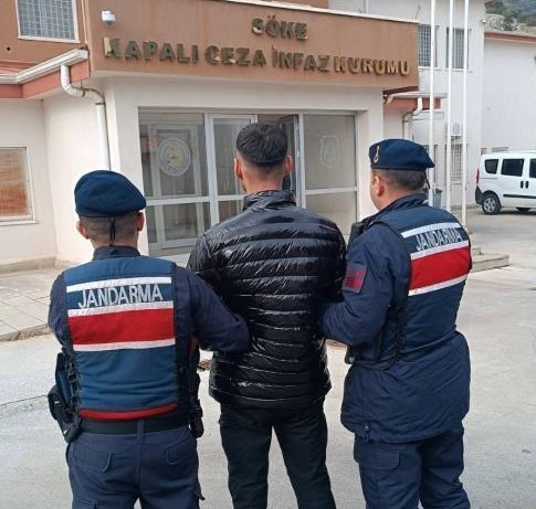 Hırsızlık suçundan aranan şahıs Söke’de yakalandı