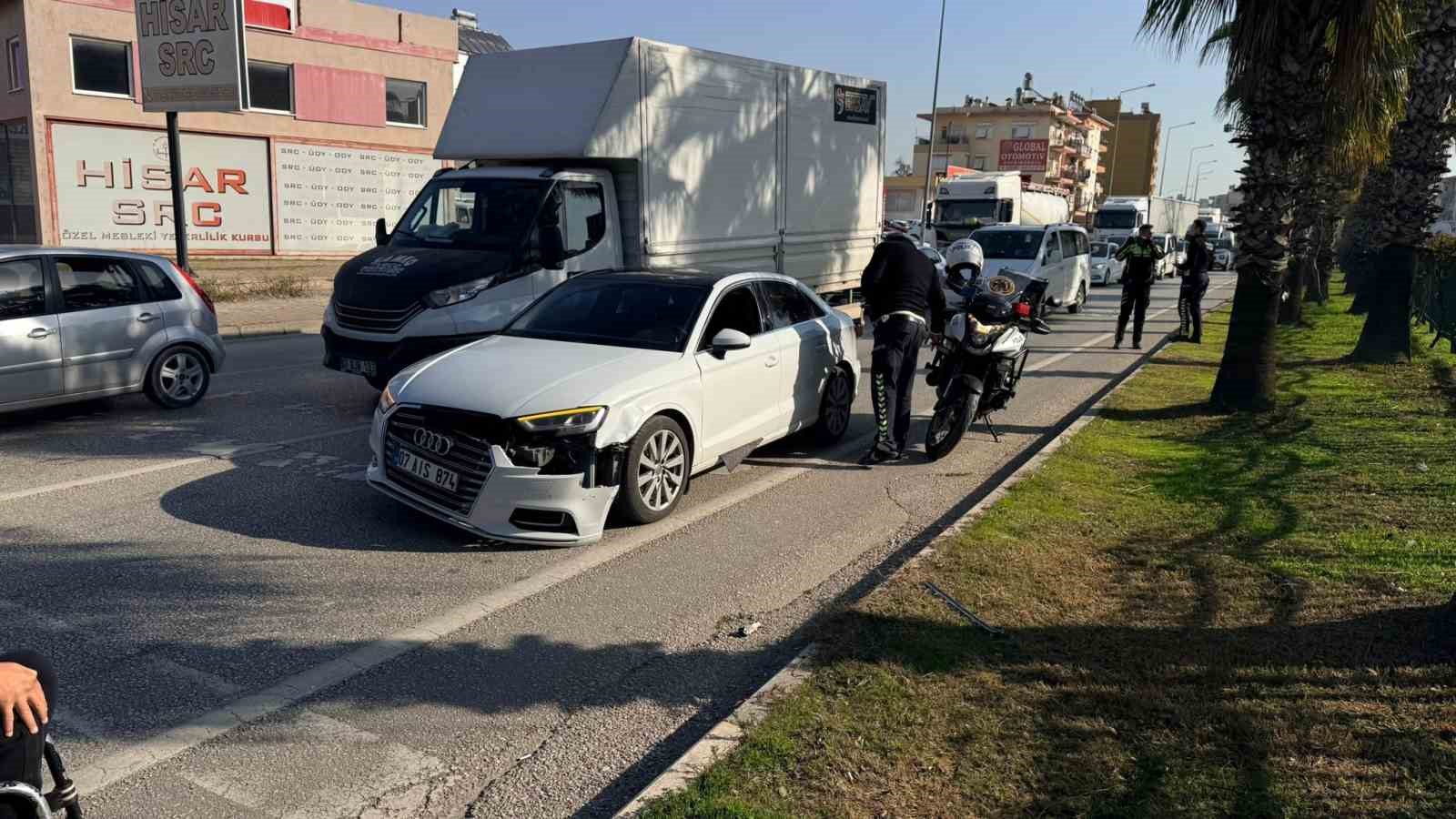 Antalya’da 3 aracın karıştığı zincirleme kazada otomobilde sıkışan sürücüyü itfaiye çıkardı