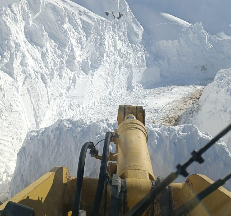 Bitlis’te köy yolları tek tek açılıyor