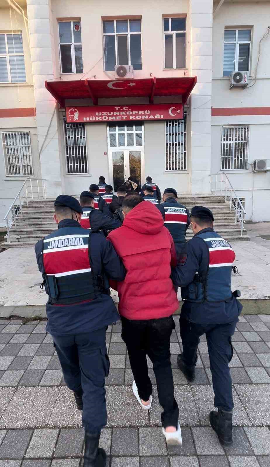 Uzunk&ouml;pr&uuml;&rsquo;de aranan 5 h&uuml;k&uuml;ml&uuml; yakalandı
