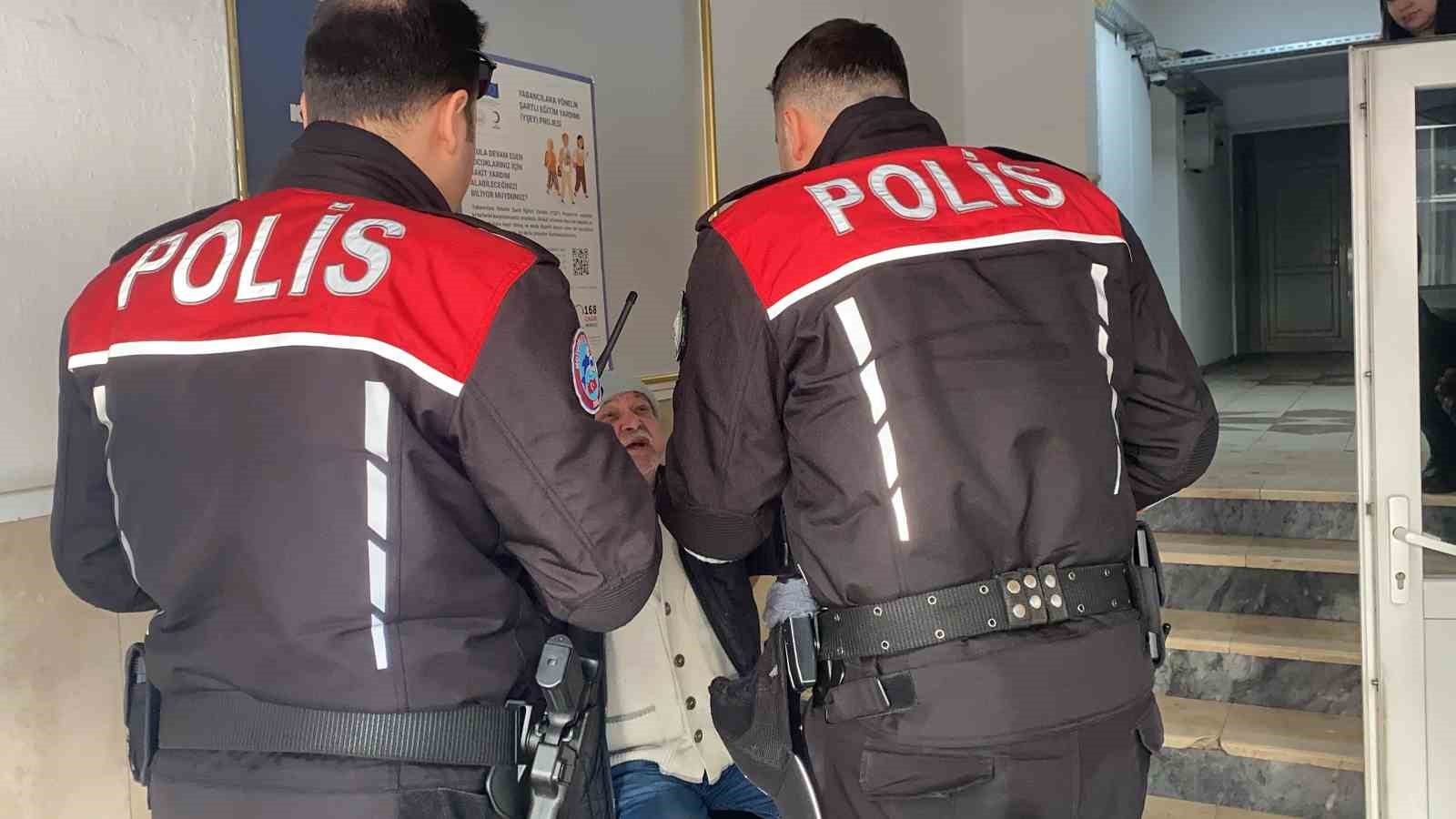 Alkollü bir vatandaş, yardım aldığı vakıfta olay çıkardı