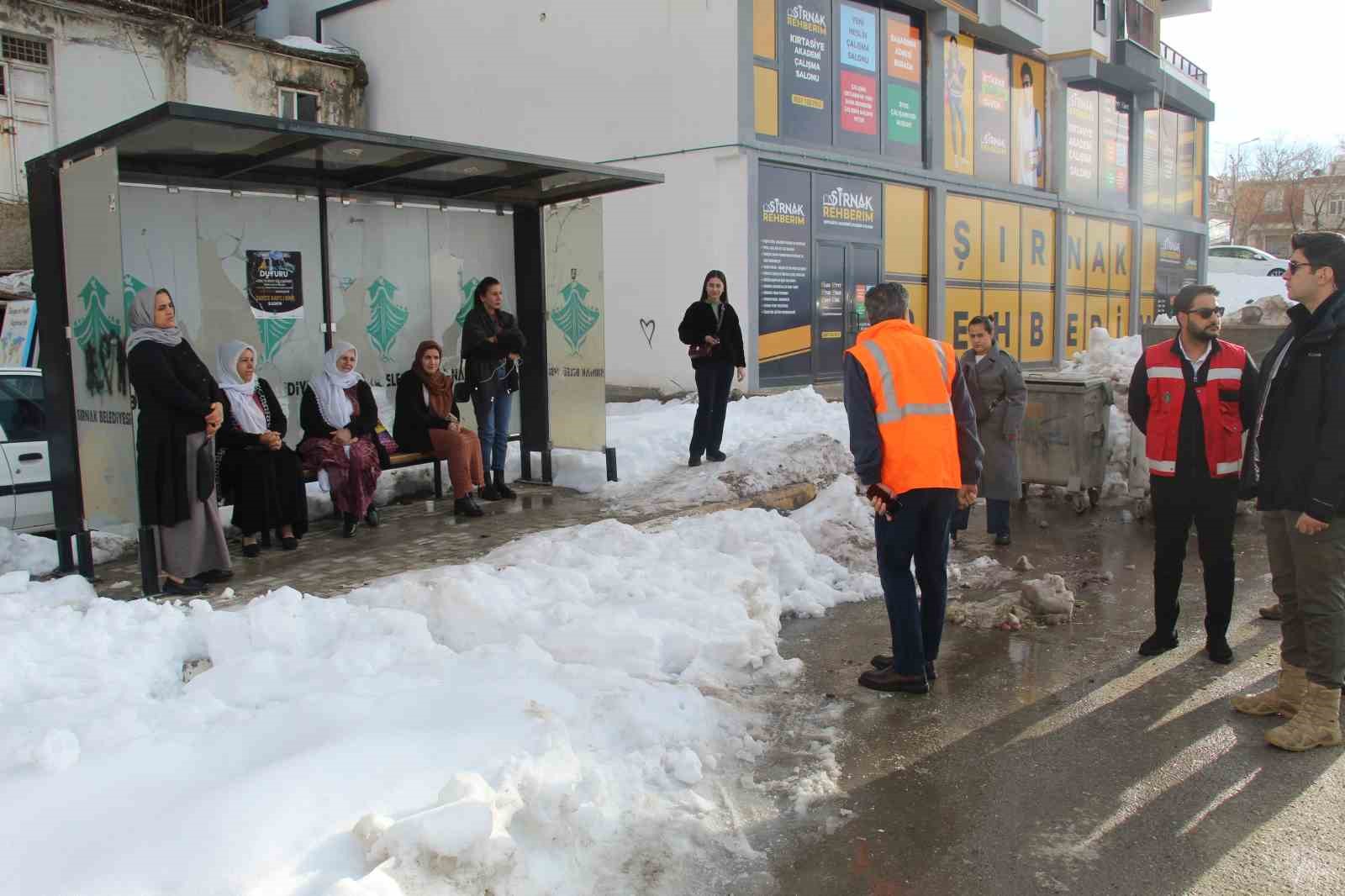 Şırnak&rsquo;ta kar temizliğinde ara&ccedil; engeli
