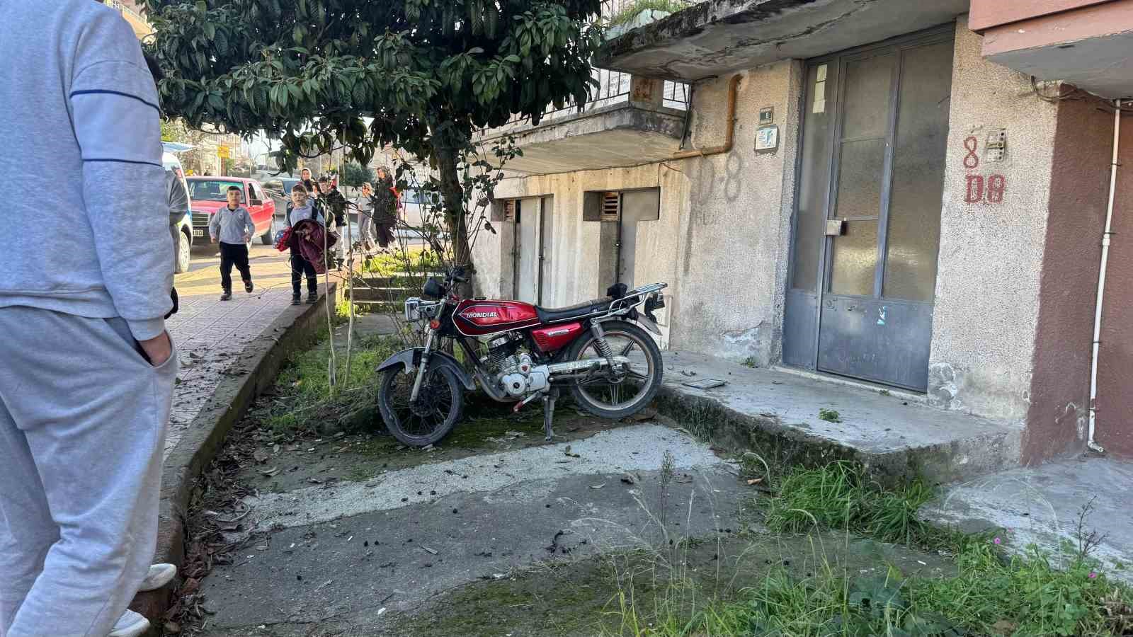 Otomobile &ccedil;arpmamak i&ccedil;in manevra yapan motosiklet devrildi: 1 yaralı
