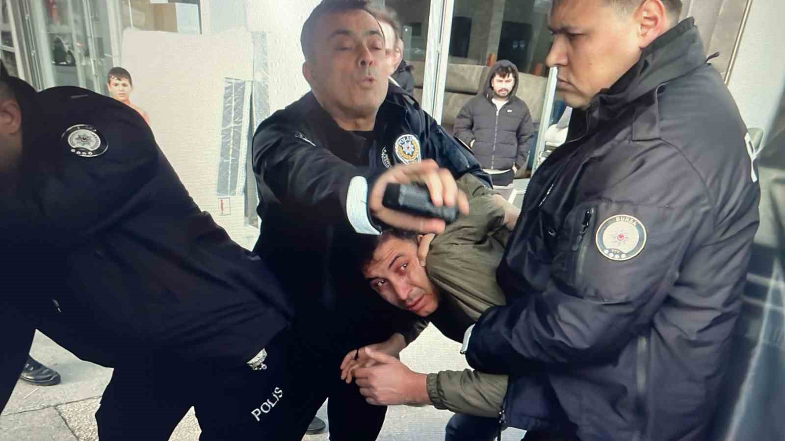 Bozbey’e tahsis edilen koruma polisleri devreye girip saldırıyı önledi