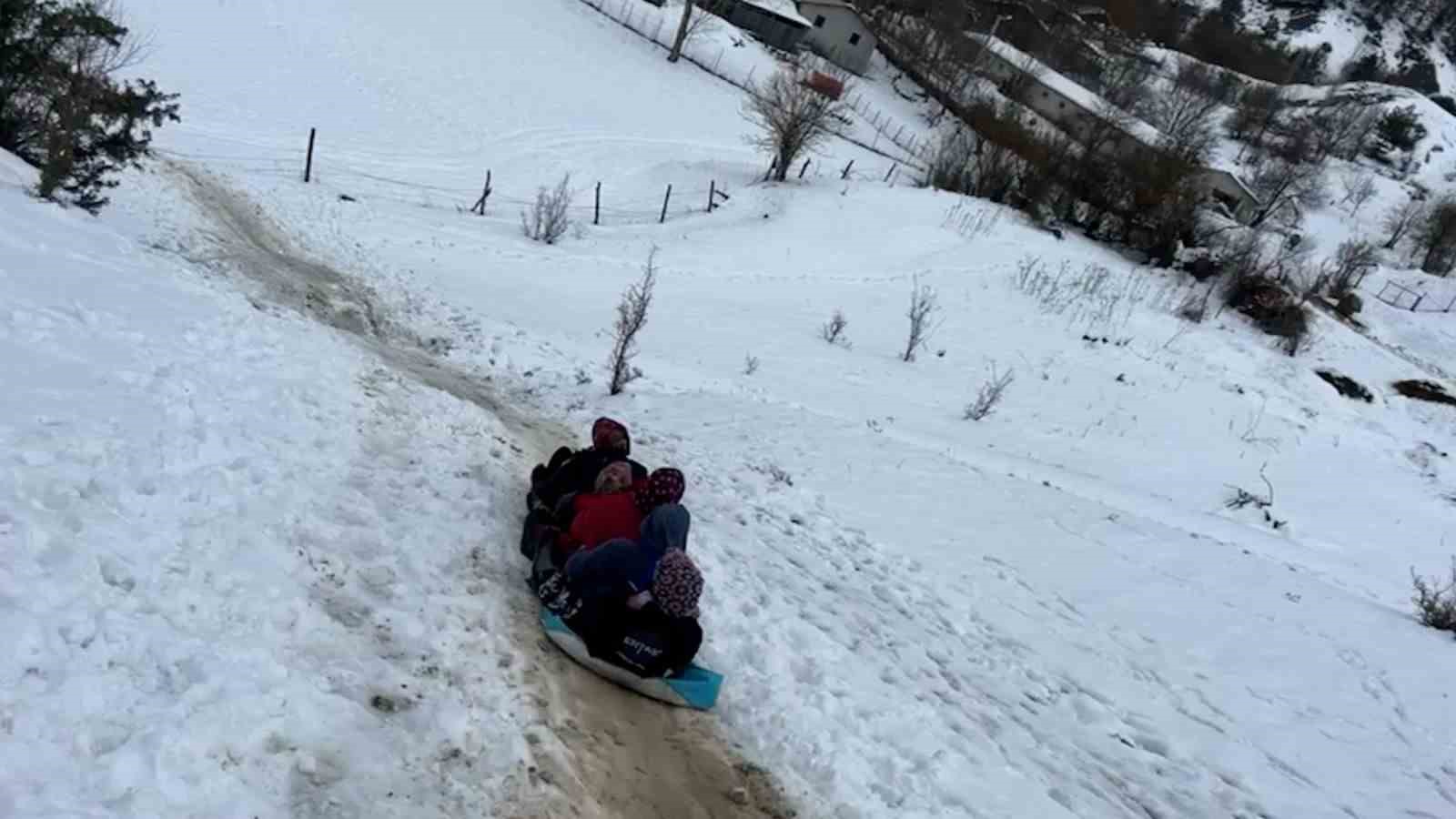Köylerde kar eğlencesi: Çuvalın içine saman doldurup kayak yaptılar