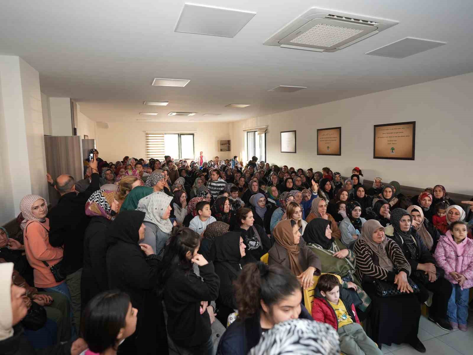 Yılmaz Karşıyaka&rsquo;da kadınlarla buluştu
