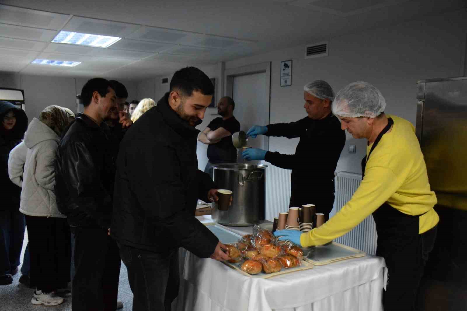 Anadolu Üniversitesi öğrencileri sınav haftasında sunulan ikramlardan memnun