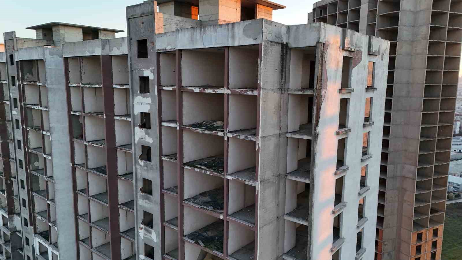 İstanbul’un gökdelen mezarlıkları Esenyurt’ta havadan görüntülendi