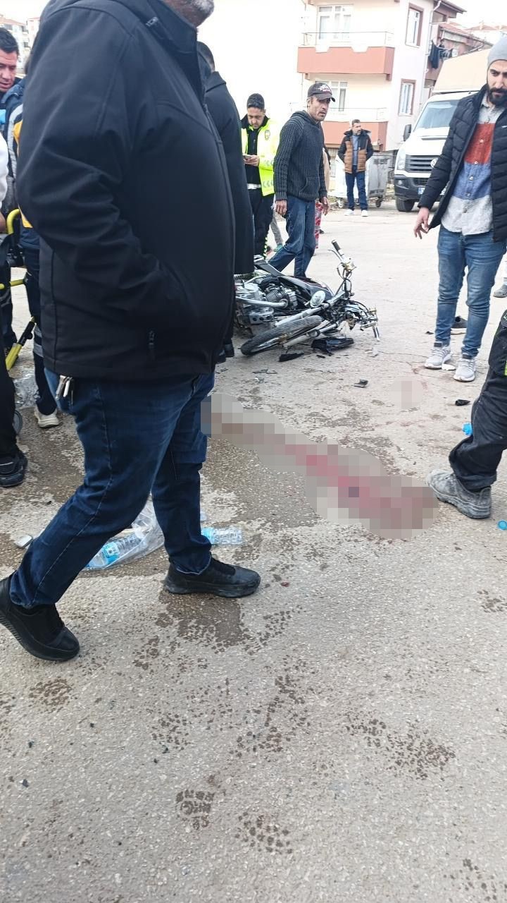 Minib&uuml;se arkadan &ccedil;arpan motosikletteki 2 kişi ağır yaralandı
