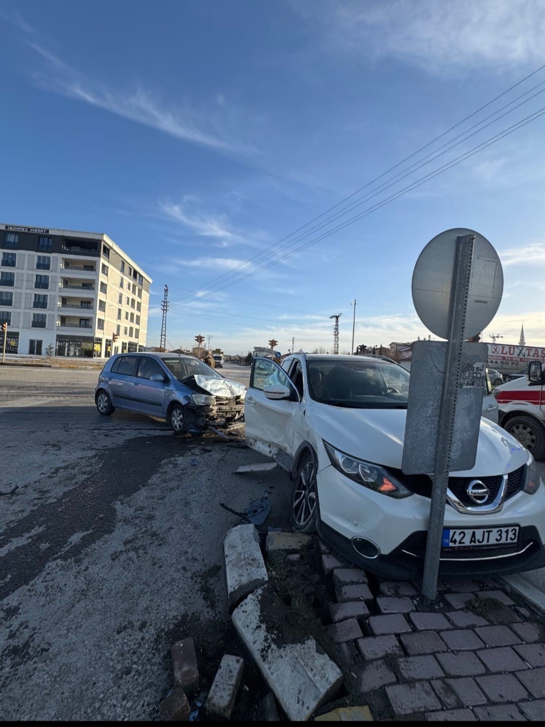 Karapınar’da iki araç çarpıştı: 3 yaralı