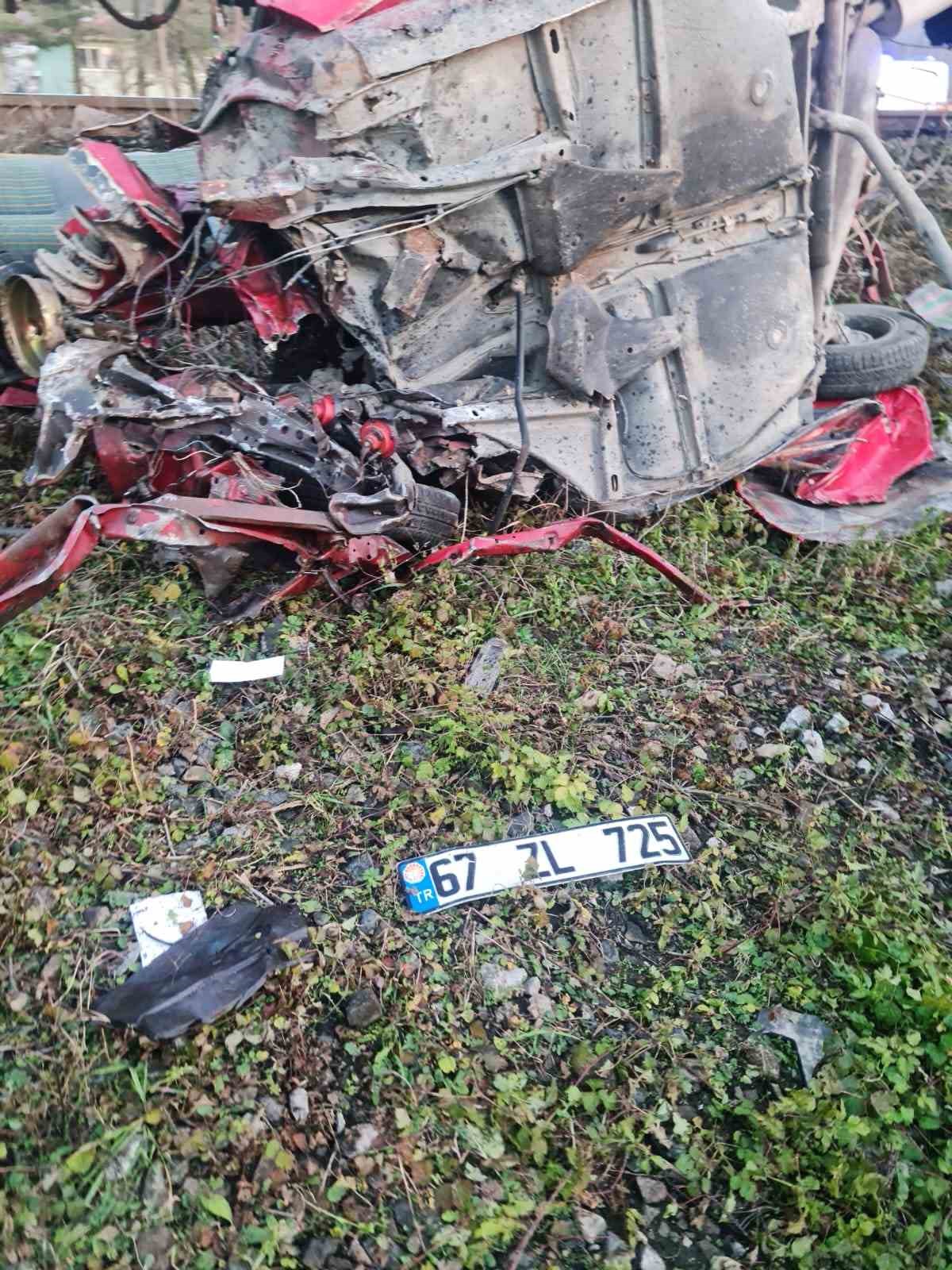 Y&uuml;k treni hemzemin ge&ccedil;itte otomobile &ccedil;arptı: 1 &ouml;l&uuml;
