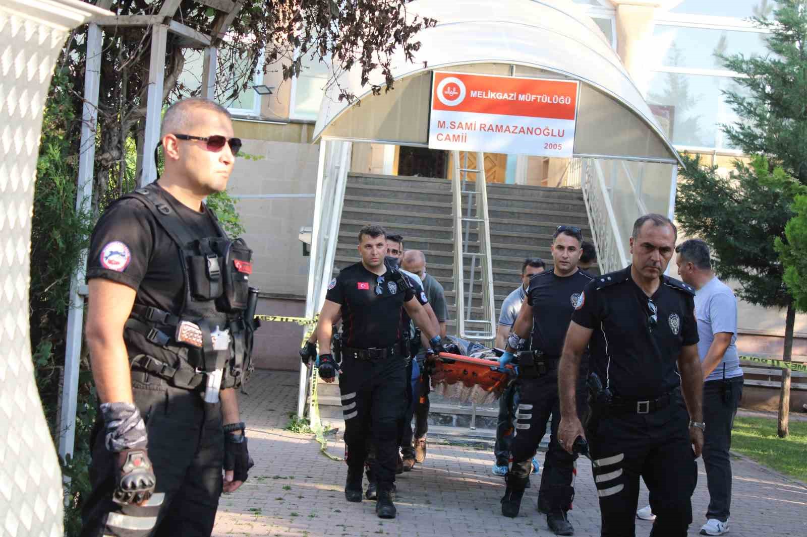 Camide namaz kılan komşusunu &ouml;ld&uuml;ren sanığın yargılanmasına devam edildi
