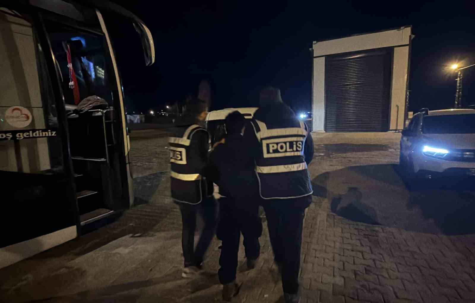 Tokat&rsquo;ta durdurulan otob&uuml;ste 5 ka&ccedil;ak g&ouml;&ccedil;men yakalandı
