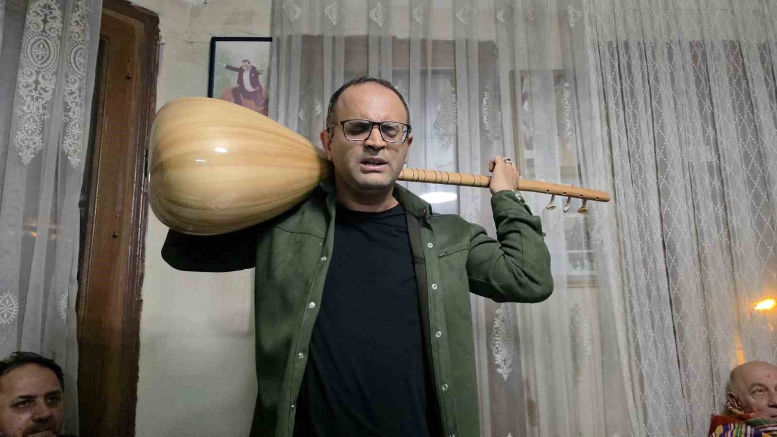 Görme engelli sanatçı sazı ensesinde çalıyor