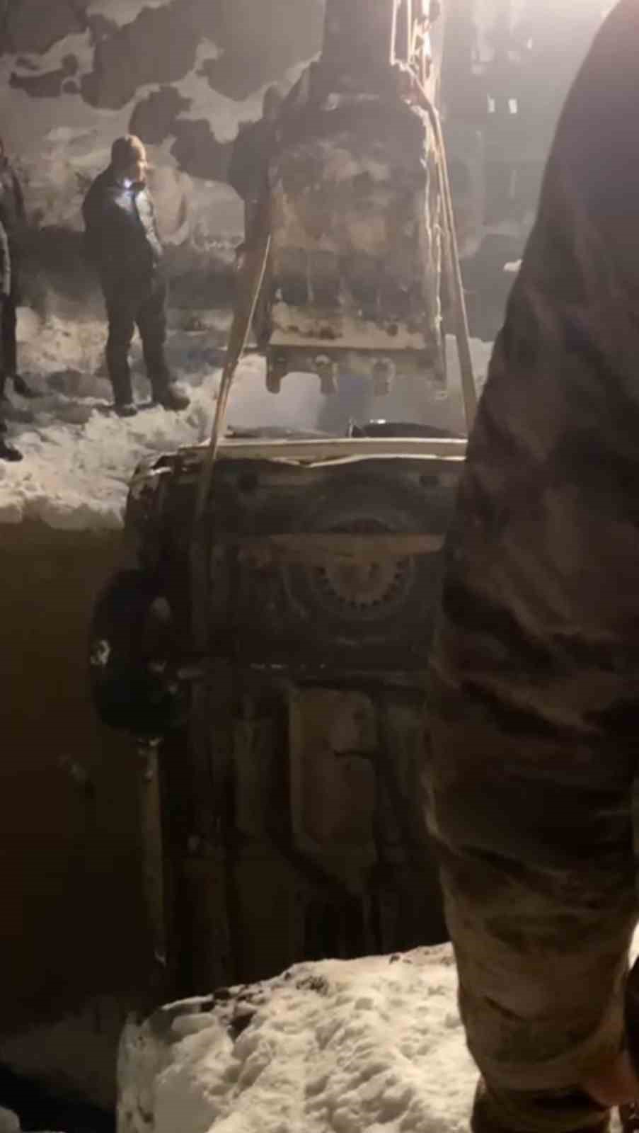 Yüksekova’da buzlanma nedeniyle köprüden düşen otomobildeki 4 kişi yaralandı