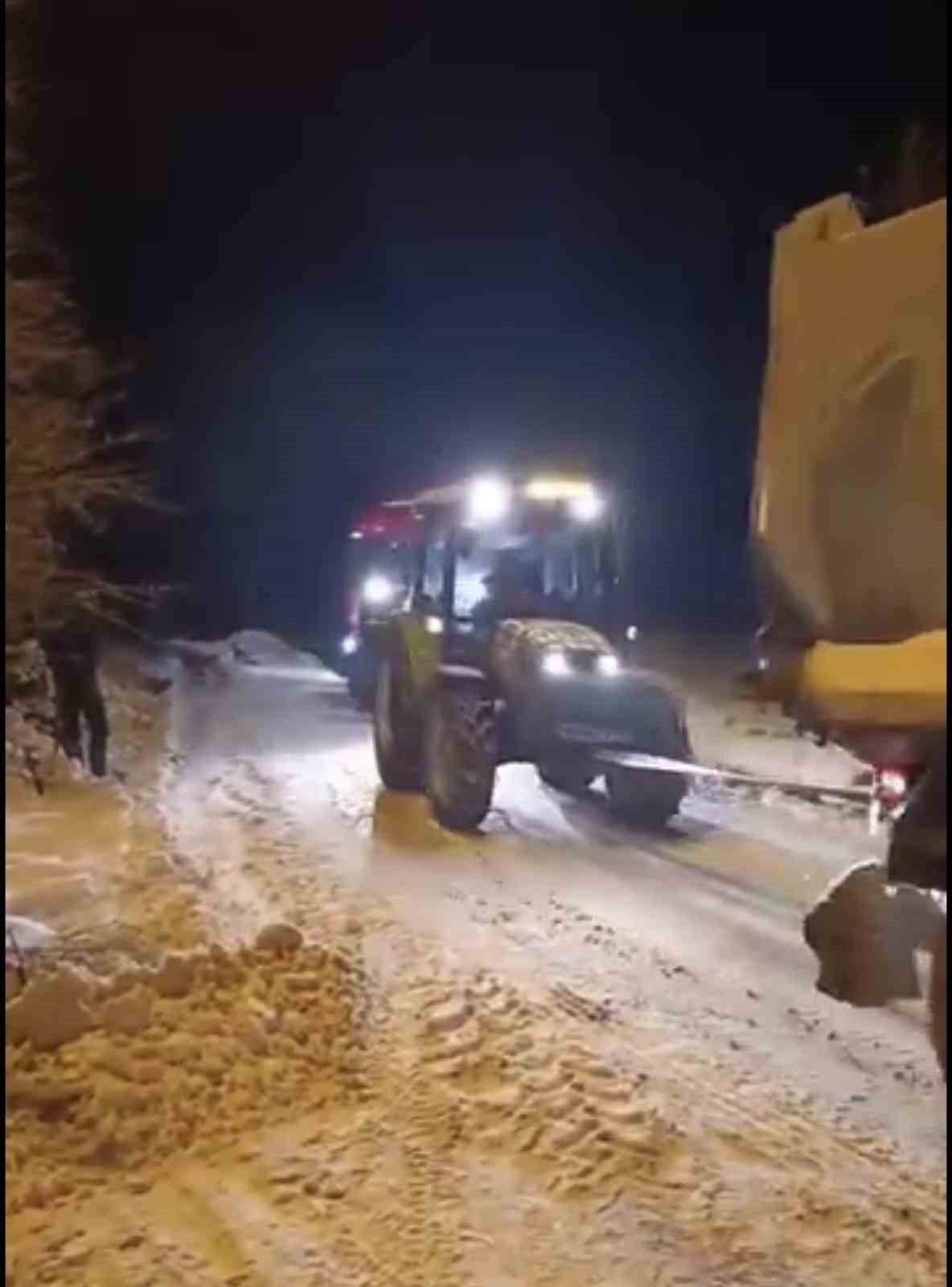 Yolda kalan tır, konvoy halinde çekilerek kurtarıldı
