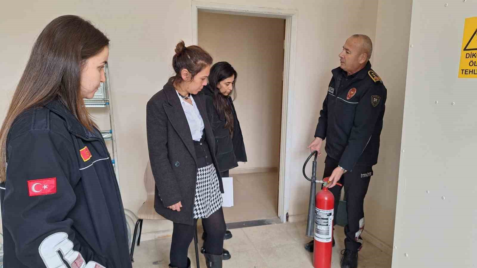 &Uuml;niversite &ouml;ğrencilerine temel yangın eğitimi
