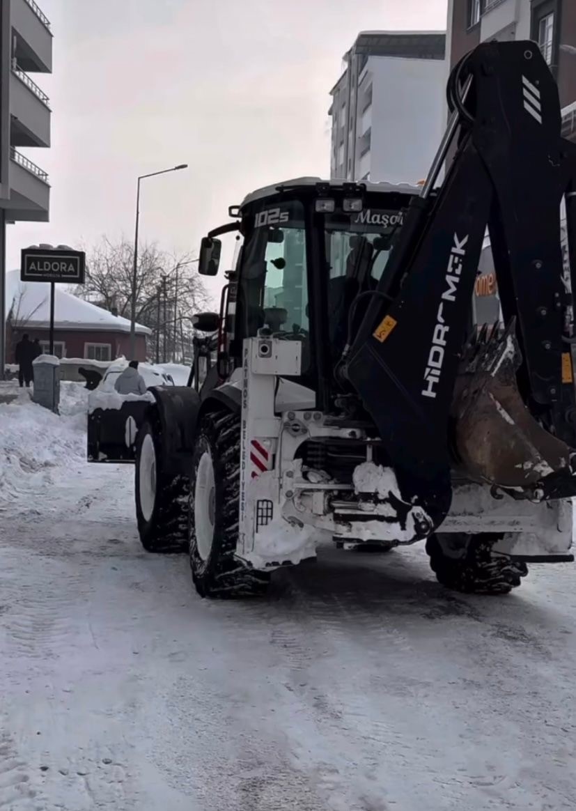 Patnos&rsquo;ta karla m&uuml;cadele &ccedil;alışmaları devam ediyor
