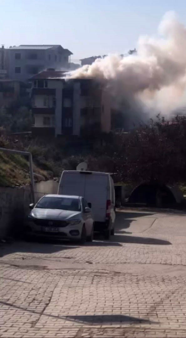 Depremde eşini ve evladını kaybeden kadın, ikinci kez felaketi yaşadığı yangında t&uuml;m birikimini ve yuvasını kaybetti
