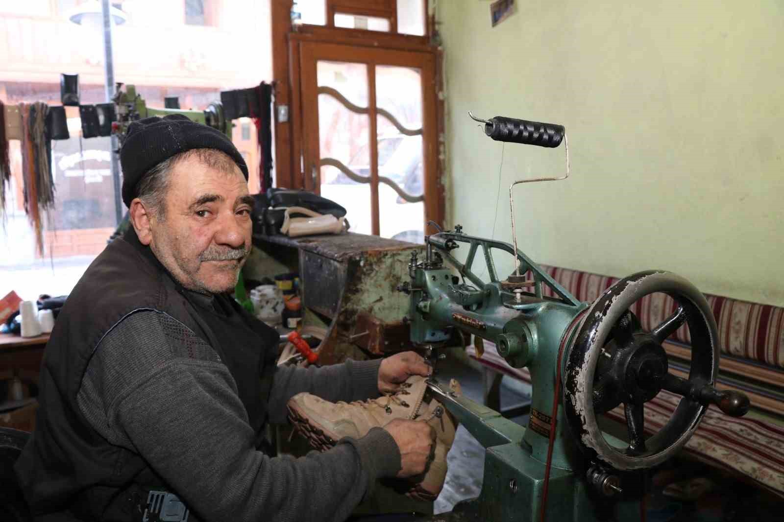 Kış geldi, ayakkabı tamircilerinin işleri a&ccedil;ıldı
