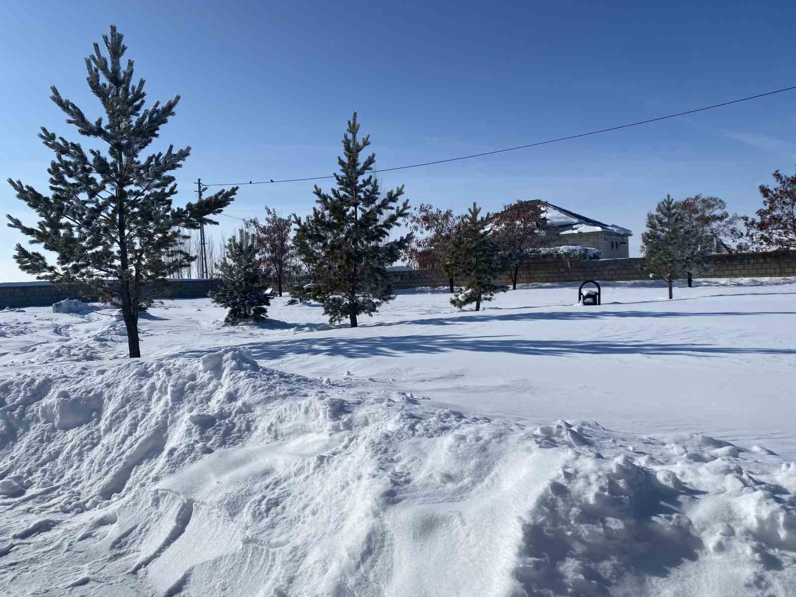 Ağrı&rsquo;da soğuk hava etkisini s&uuml;rd&uuml;r&uuml;yor
