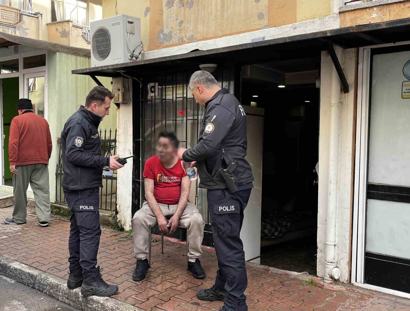 Yangına uykuda yakalanıp dumandan etkilendi, tedaviye güçlükle ikna edildi